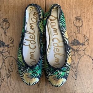 Gorgeous Sam Edelman tropical print all leather flats. NWOT. Sz 7.
